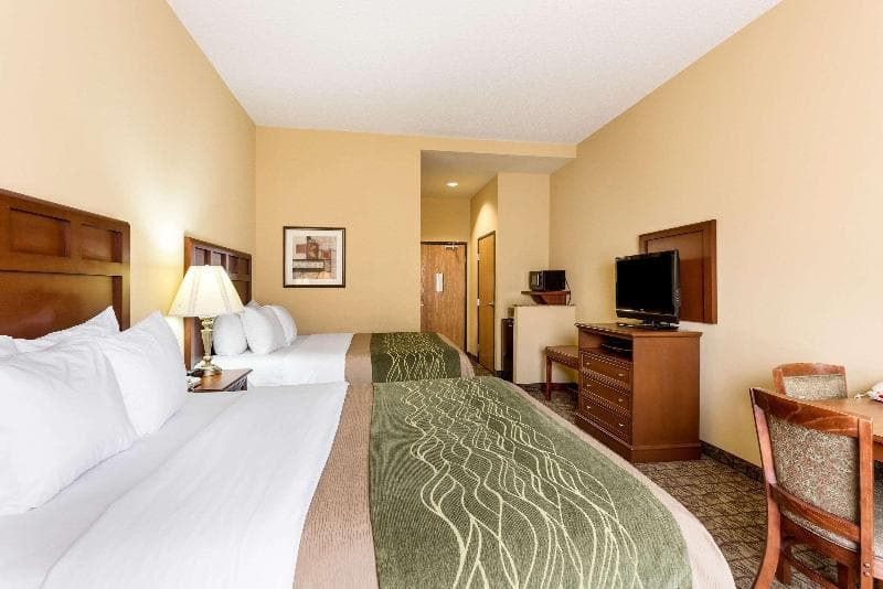 Comfort Inn & Suites 4