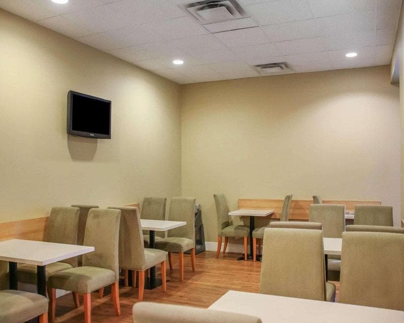Econo Lodge 2