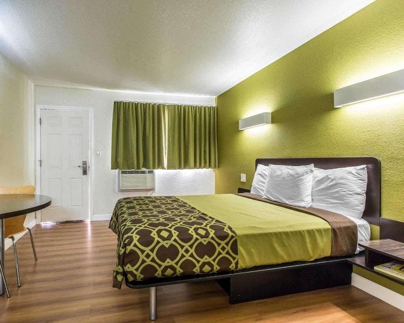 Rodeway Inn 4
