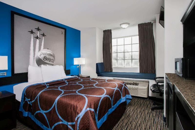 Super 8 by Wyndham Pensacola 3