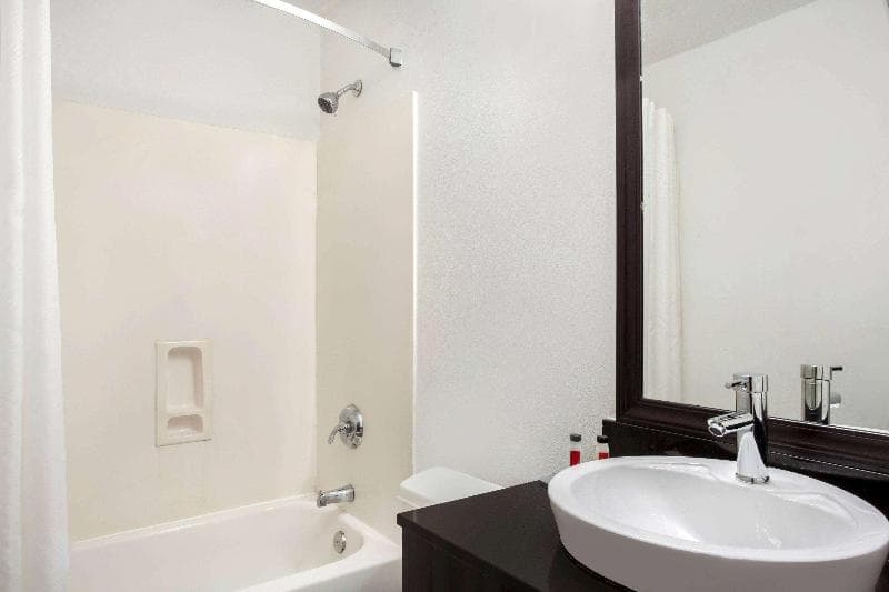 Super 8 by Wyndham Pensacola 4