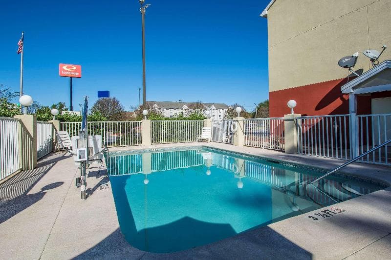 Econo Lodge Inn & Suites 4