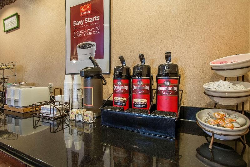 Econo Lodge Inn & Suites 2