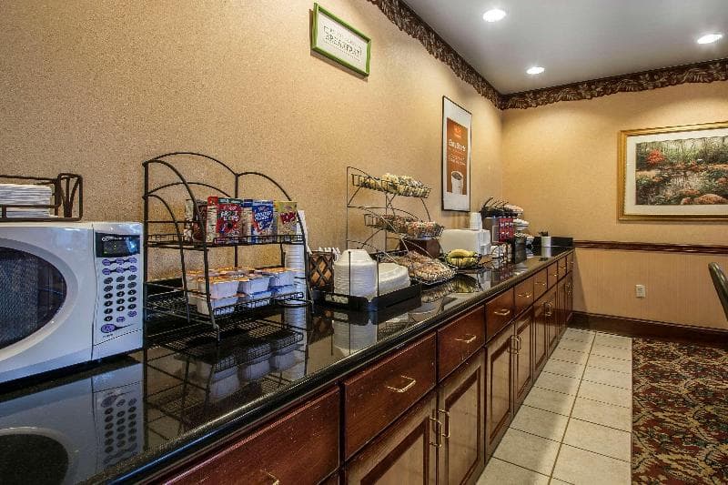 Econo Lodge Inn & Suites 5