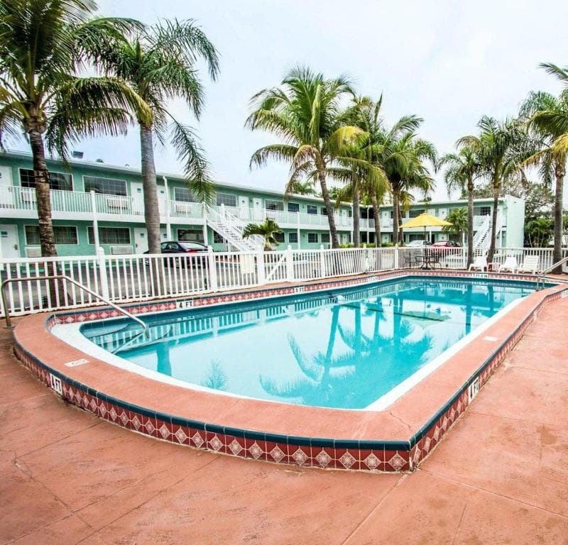 Econo Lodge Cocoa Beach Near The Port 4