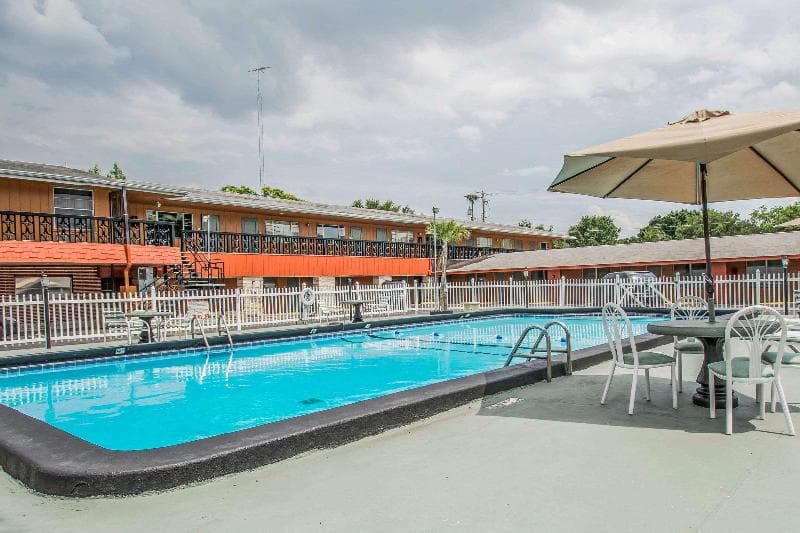 Rodeway Inn & Suites 5