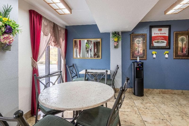 Rodeway Inn & Suites 2