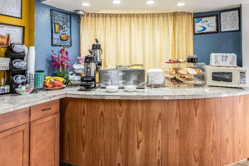 Rodeway Inn & Suites 4