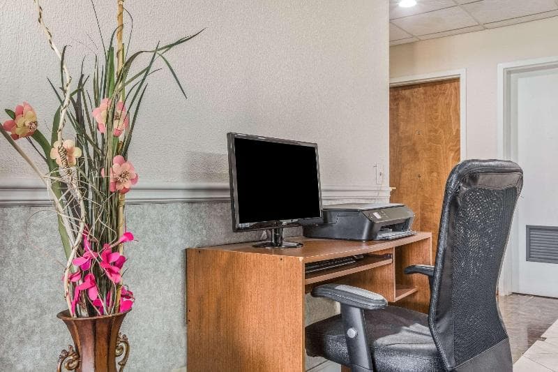 Econo Lodge Inn & Suites photo 1