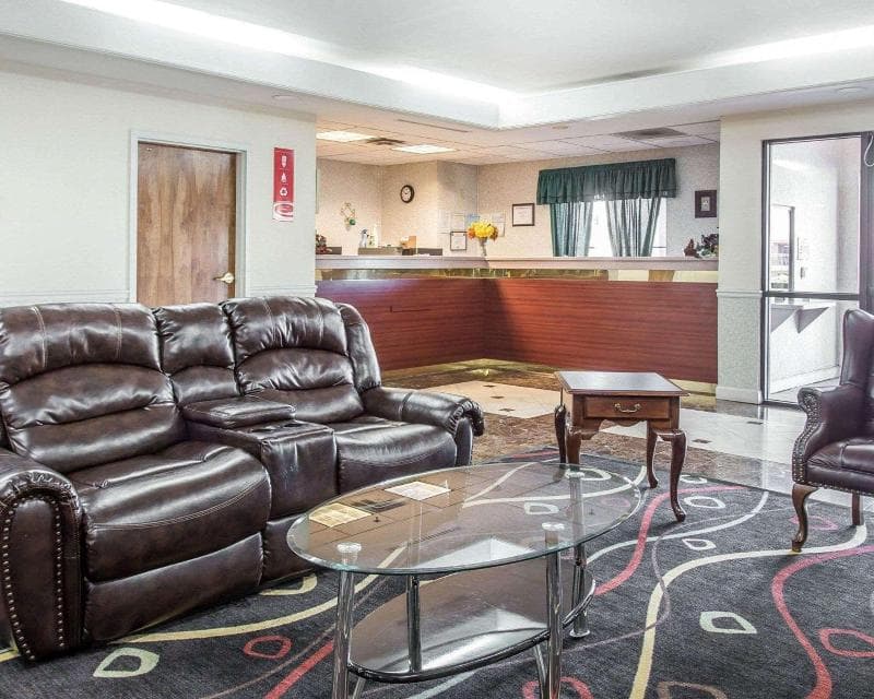 Econo Lodge Inn & Suites 5