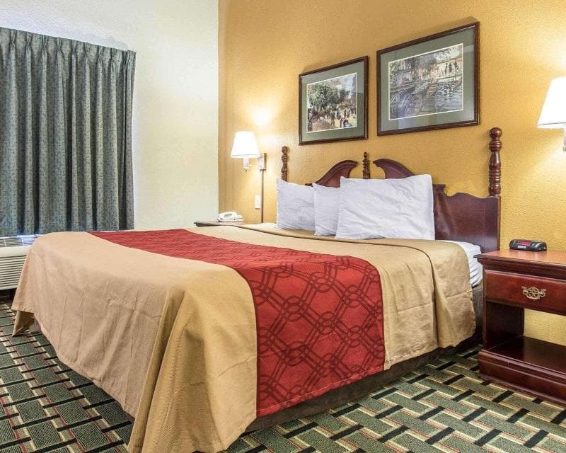 Econo Lodge Inn & Suites 3