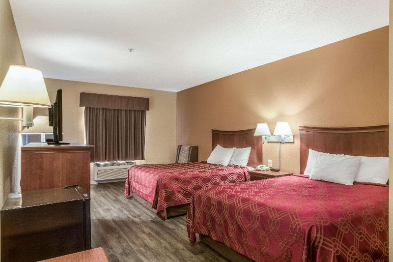 Econo Lodge Inn & Suites 4
