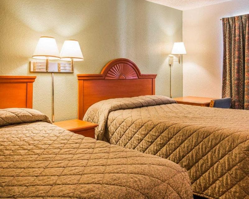 Days Inn by Wyndham Savannah Gateway I-95 2