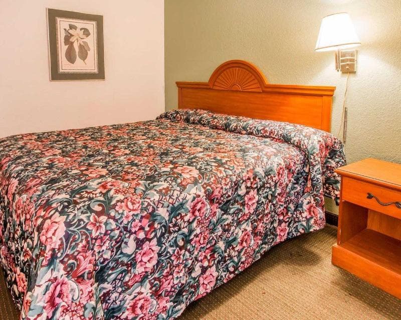 Days Inn by Wyndham Savannah Gateway I-95 3