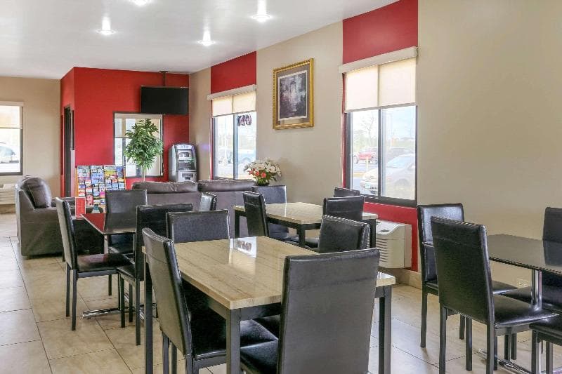 Econo Lodge 3
