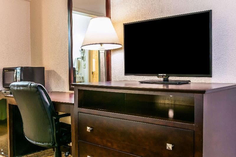 Econo Lodge 3