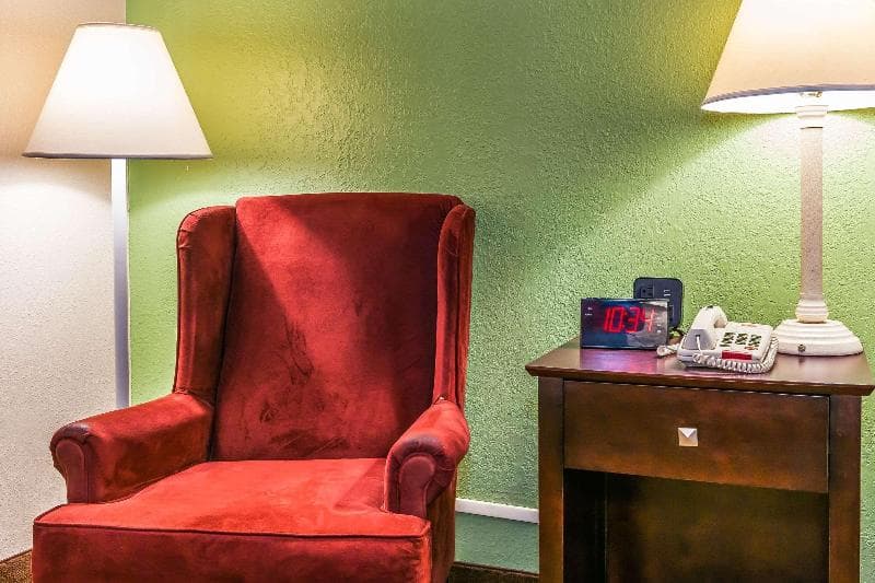 Econo Lodge 4