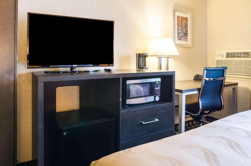Quality Inn 4