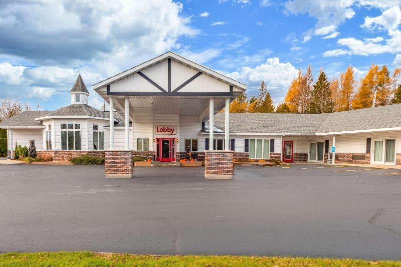 Econo Lodge Lakeshore 5