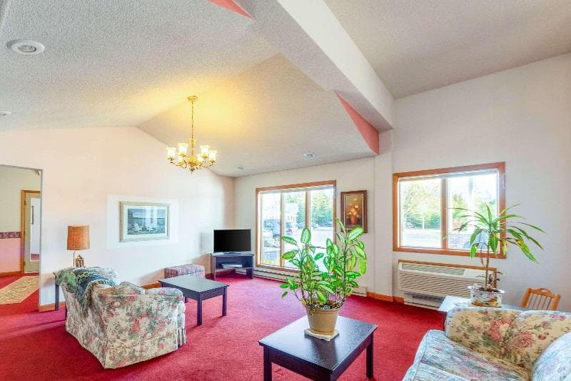 Econo Lodge Lakeshore 4