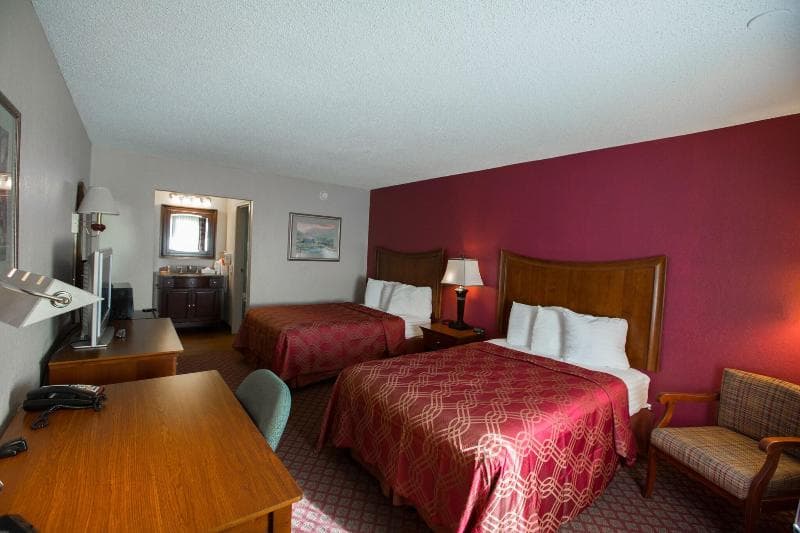 Econo Lodge Inn & Suites 4