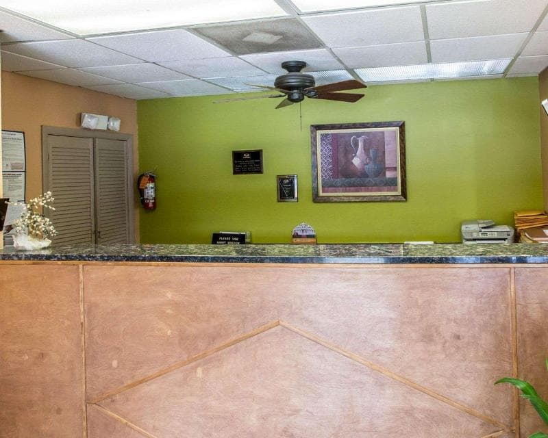 Econo Lodge Biltmore 4