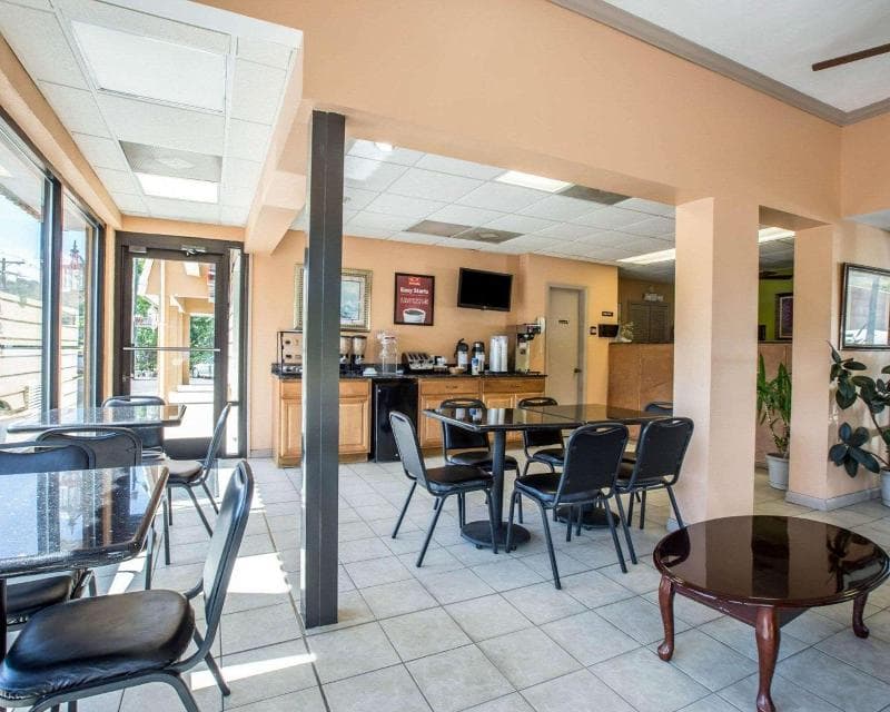 Econo Lodge Biltmore 2