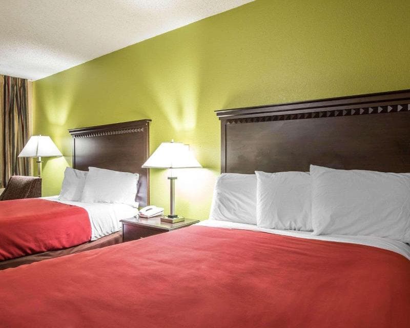 Econo Lodge Biltmore 3