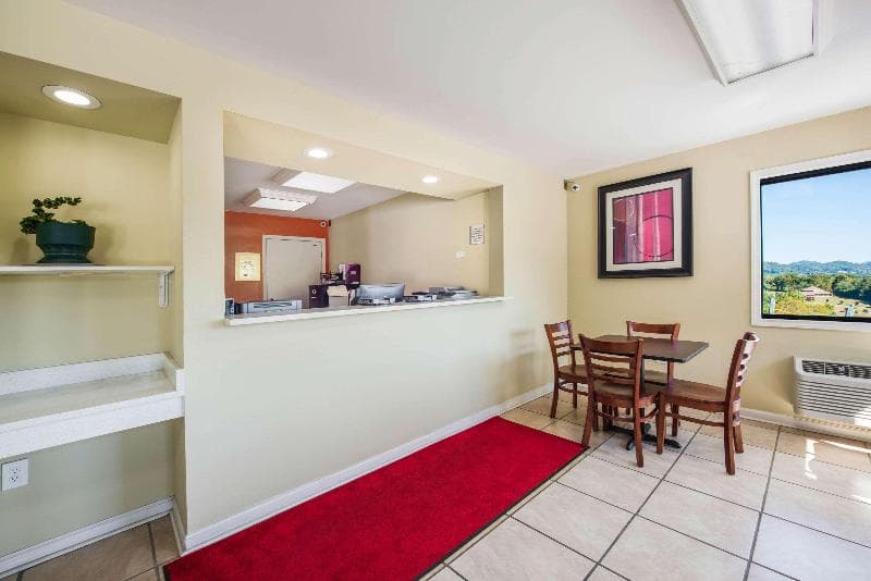 Econo Lodge 3