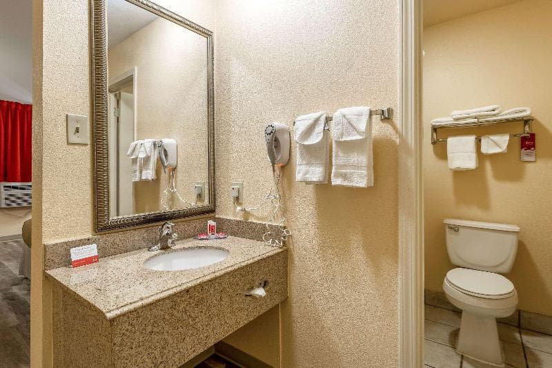 Econo Lodge Inn & Suites 3