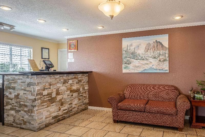 Econo Lodge Inn & Suites 5