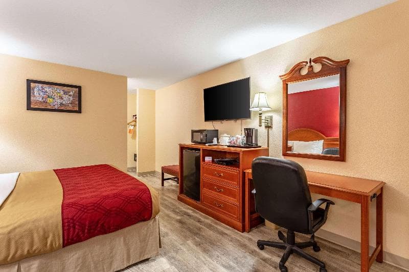 Econo Lodge Inn & Suites main