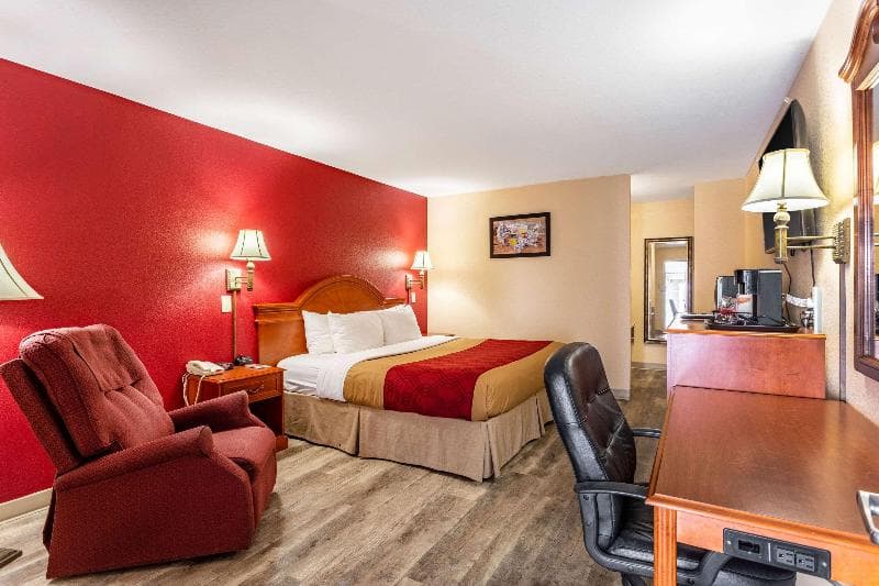 Econo Lodge Inn & Suites 2