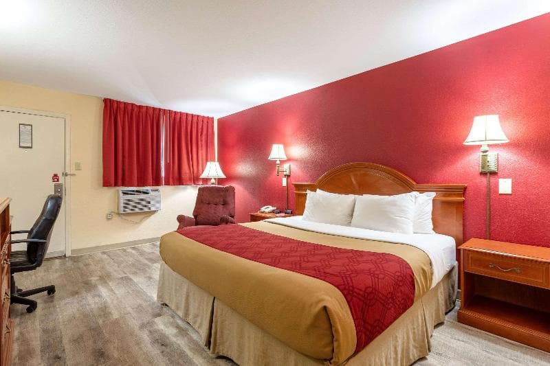Econo Lodge Inn & Suites 4