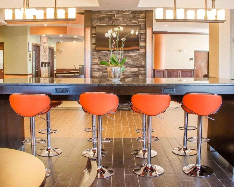 Comfort Inn & Suites 3