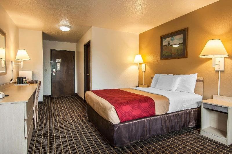 Econo Lodge 3