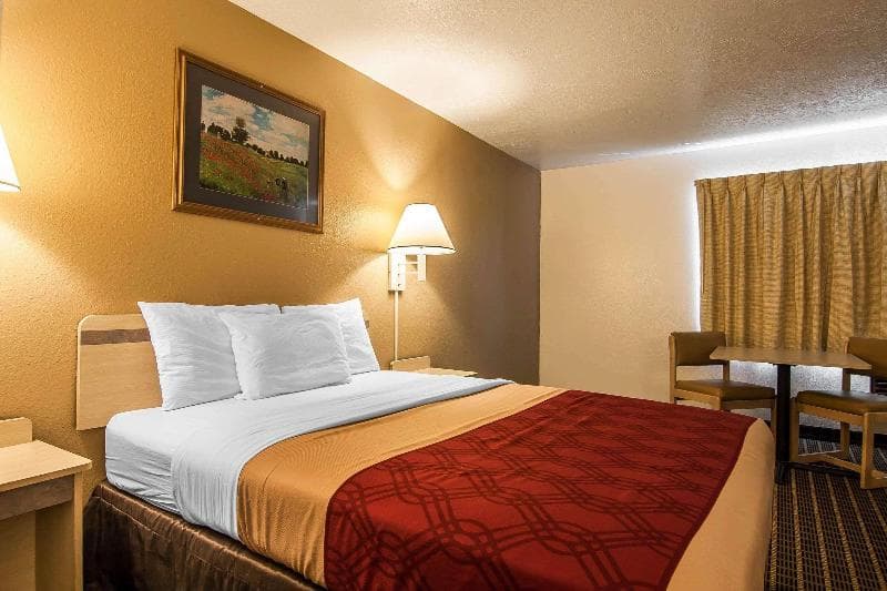 Econo Lodge 5