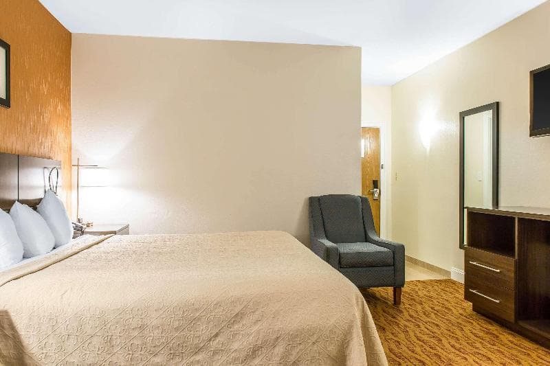 Quality Inn & Suites Middletown - Newport photo 1