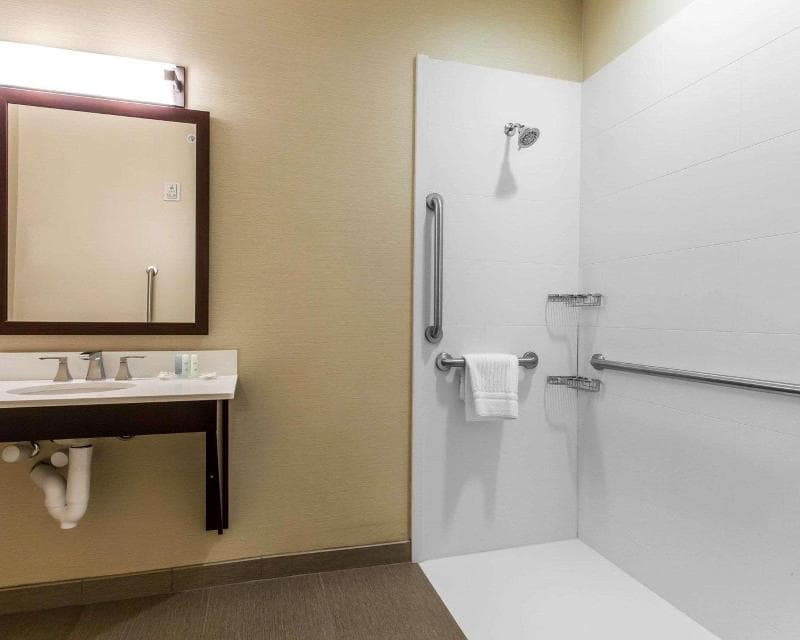 Comfort Suites Youngstown North 5