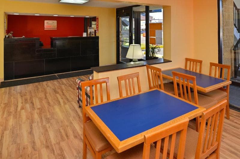 Econo Lodge 4