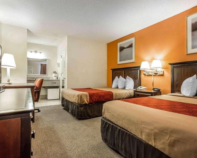 Econo Lodge 2