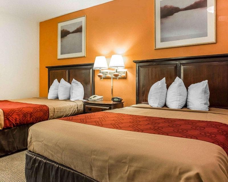 Econo Lodge 3
