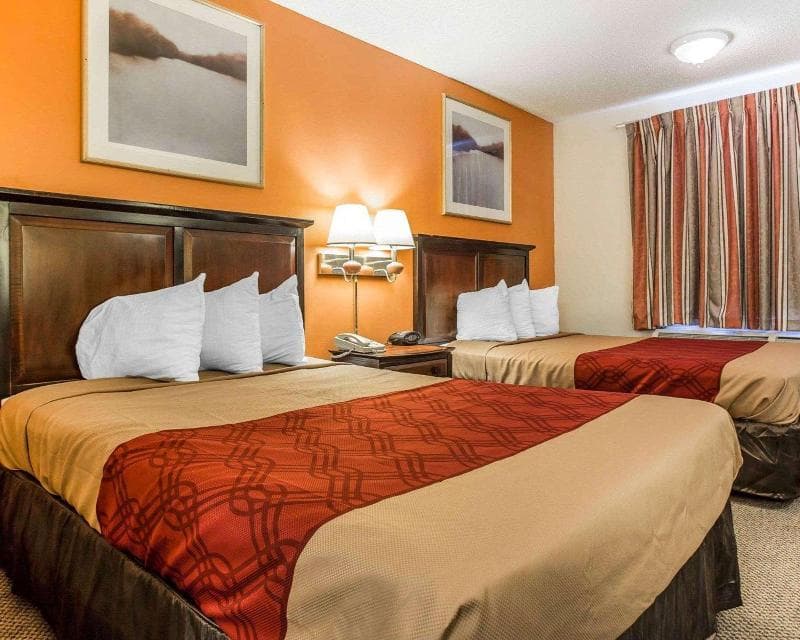 Econo Lodge 4