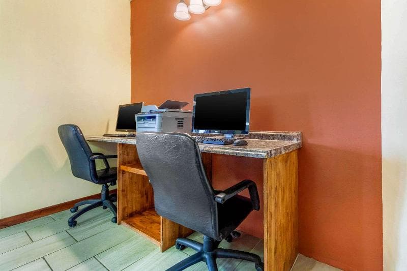 Econo Lodge Inn And Suites Brookings photo 1