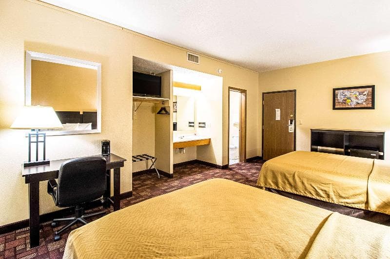 Econo Lodge 5