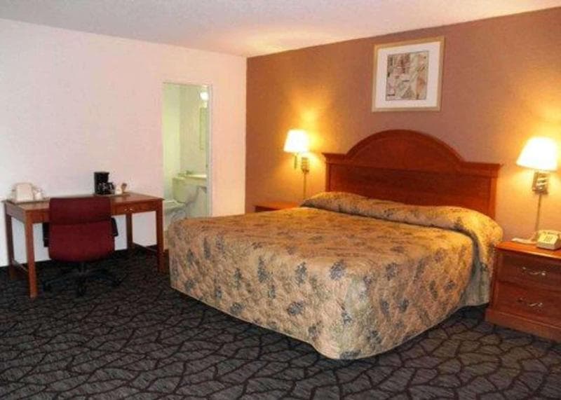 Super 8 By Wyndham Youngstown North photo 1