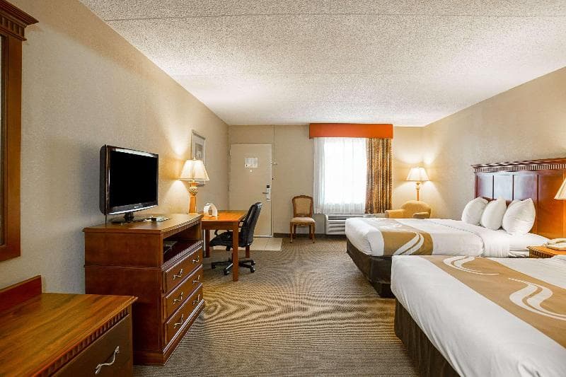 Quality Inn Hurricane Mills 3