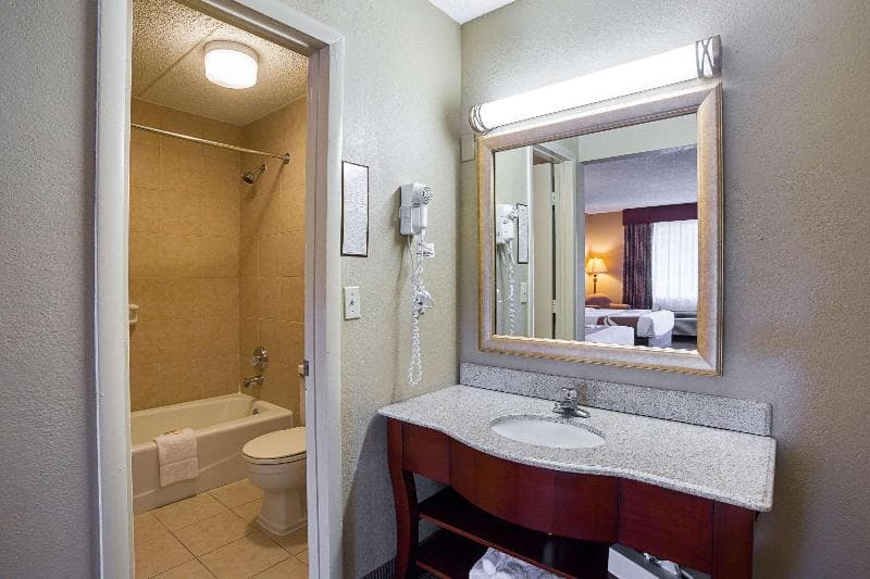 Quality Inn Hurricane Mills 5