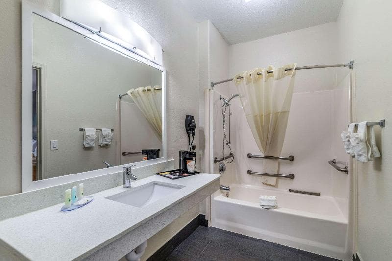 Quality Inn And Suites Canton Canton Area 5