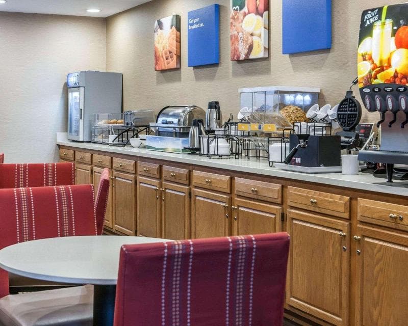 Comfort Inn & Suites Napoleon Area 3